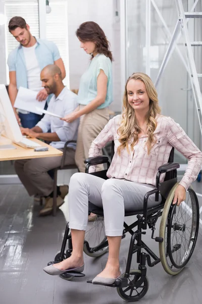 Деловая женщина в инвалидном кресле улыбается в камеру — стоковое фото