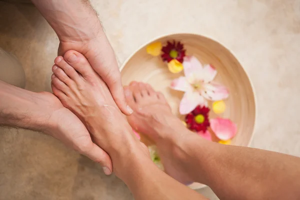 Pédicure laver les pieds féminins — Photo