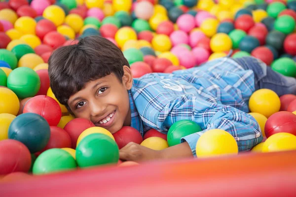 Jongen in ballenbad — Stockfoto