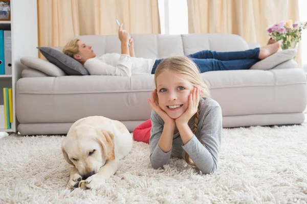 Kleines Mädchen mit Welpen — Stockfoto