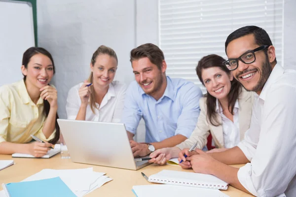 Equipo de negocios que tiene reunión — Foto de Stock