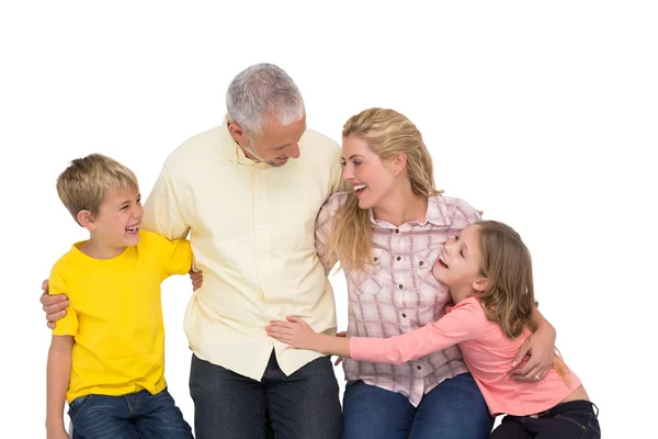 Família sorrindo um para o outro — Fotografia de Stock