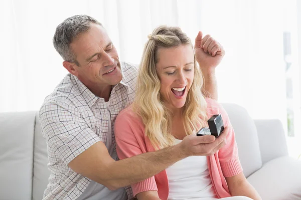 Uomo che offre dono alla donna — Foto Stock