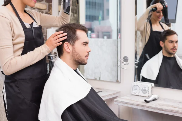 Cabeleireiro homem de secagem cabelo — Fotografia de Stock