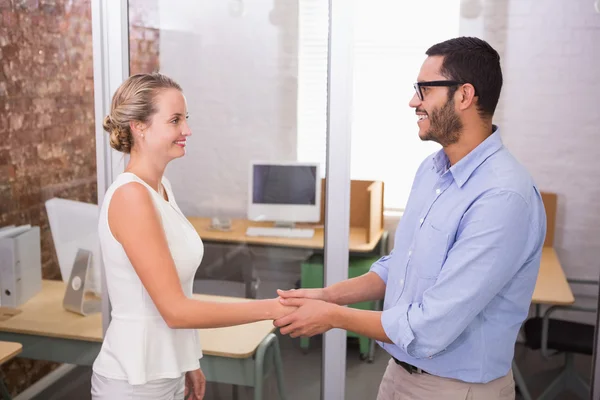 Ondernemers schudden elkaar de hand — Stockfoto