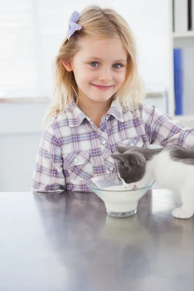 Owner petting cat — Stock Photo, Image