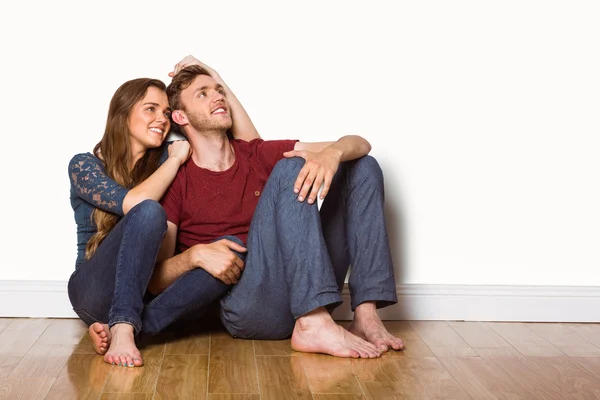 Paar sitzt auf dem Boden — Stockfoto