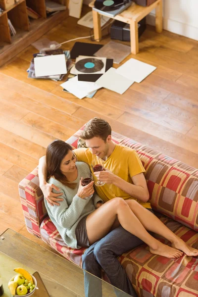 Par njuter av rött vin på soffan — Stockfoto