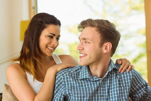 Casal relaxante no sofá — Fotografia de Stock