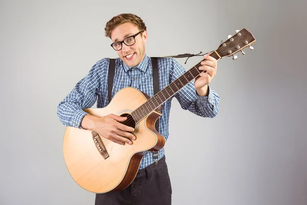 Hipster tocando guitarra — Fotografia de Stock