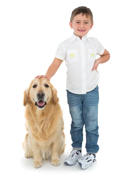 Jongen permanent met hond — Stockfoto