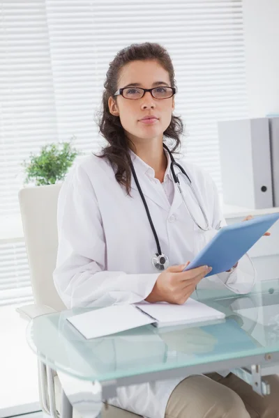 Vet sitting and holding tablet — Stock Photo, Image