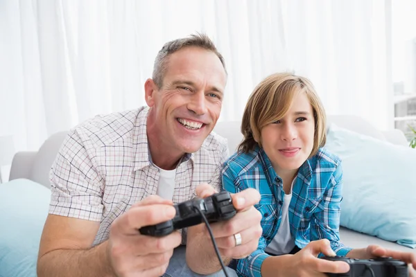 Zoon en vader spelen van videospellen — Stockfoto