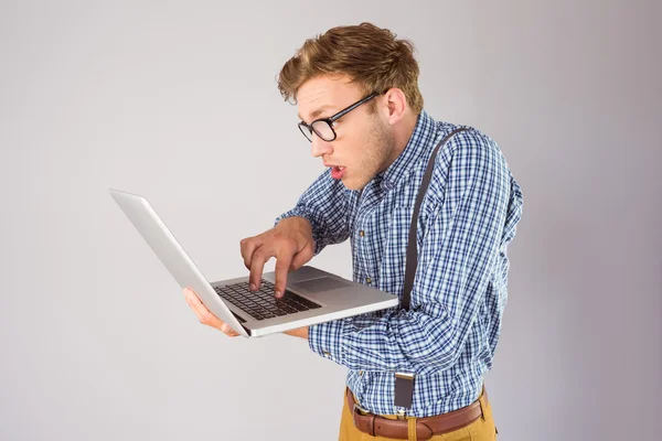 Hombre de negocios usando portátil —  Fotos de Stock