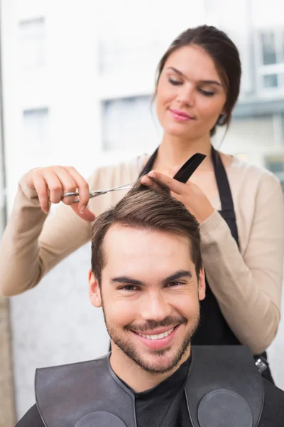 Homem recebendo cabelo aparado — Fotografia de Stock