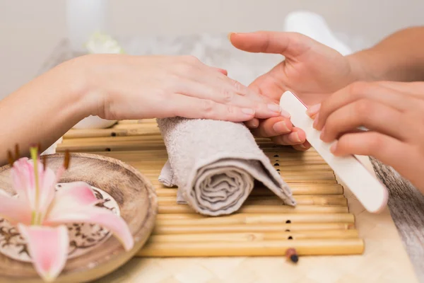 Nageltechniker gibt Maniküre — Stockfoto