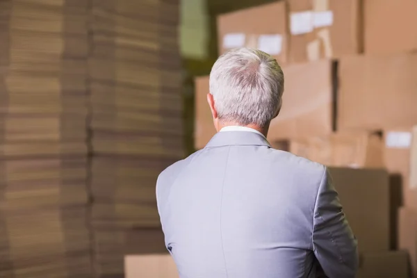 Manager standing in warehouse — Stock Photo, Image
