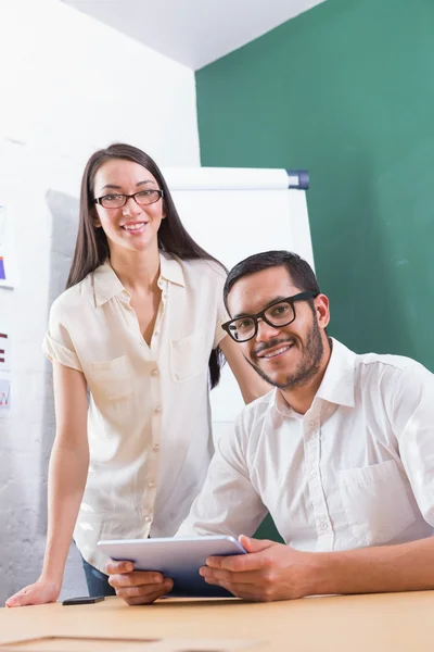 Ondernemers met behulp van digitale Tablet PC — Stockfoto