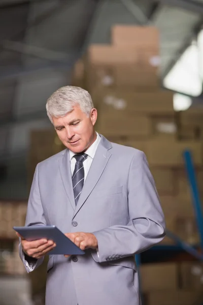 Manager utilizzando tablet digitale — Foto Stock