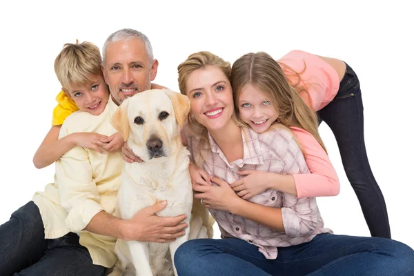 Семья с домашней собакой — стоковое фото