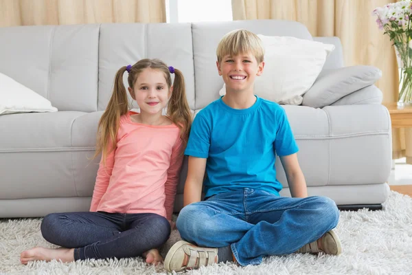 Hermanos sonriendo a la cámara juntos —  Fotos de Stock