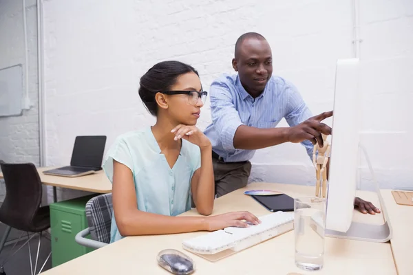 Geschäftsmann zeigt etwas auf Laptop — Stockfoto