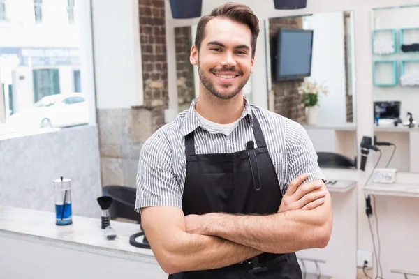 Cabeleireiro sorrindo para a câmera — Fotografia de Stock