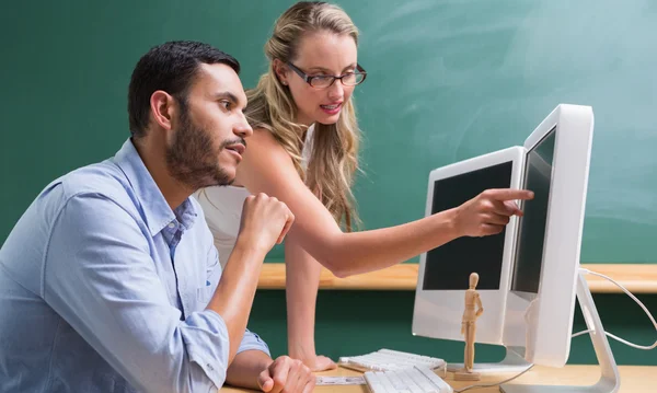 Empresários usando o computador — Fotografia de Stock