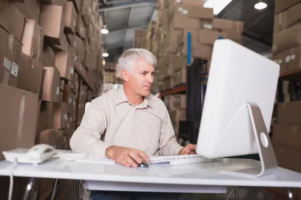 Manager using computer — Stock Photo, Image