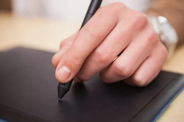 Mão masculina desenho em gráficos tablet — Fotografia de Stock