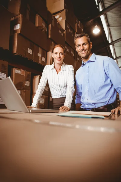 Manager and colleague at warehouse — Stock Photo, Image