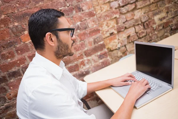 Uomo d'affari che utilizza il computer — Foto Stock