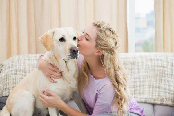 Kanepe evde beslenen hayvan köpek ile kadının — Stok fotoğraf