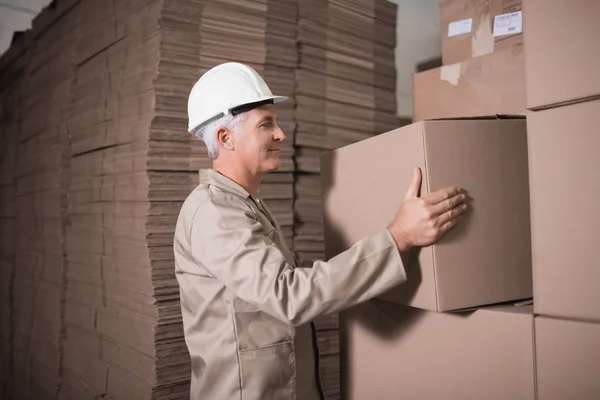 Werknemer verscheping opwaarts pallet — Stockfoto