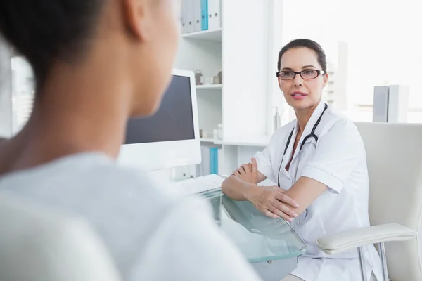 Dokter in gesprek met patiënt — Stockfoto