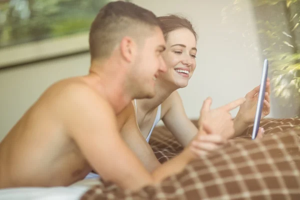 Par med hjälp av TabletPC i sängen — Stockfoto