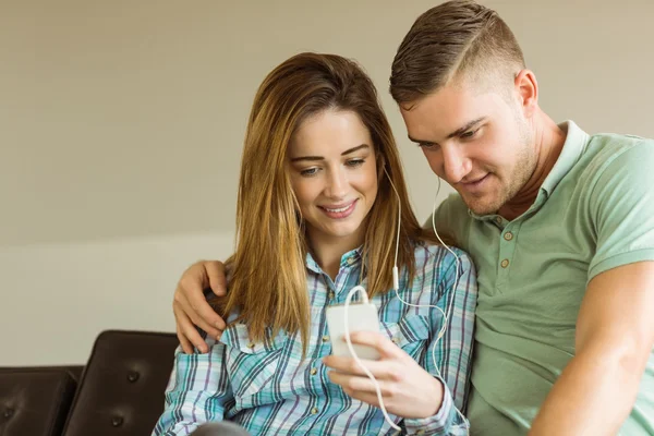 Couple relaxant sur canapé avec smartphone — Photo