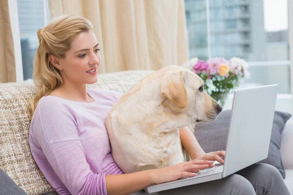 Laptopot használó nő a kanapén — Stock Fotó