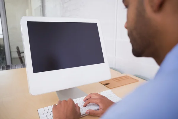 Geschäftsmann nutzt Computer — Stockfoto