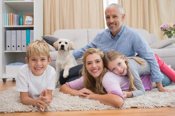 Padres e hijos en el suelo con cachorro —  Fotos de Stock