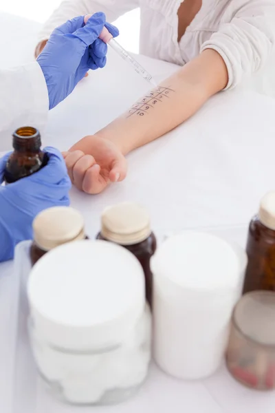 Doctor doing skin prick test — Stock Photo, Image