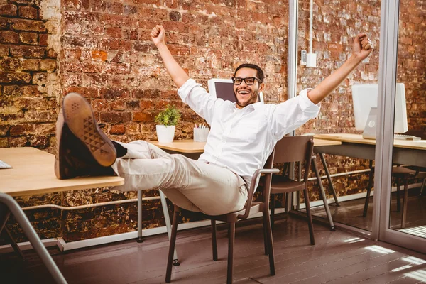 Zakenman juichen in office — Stockfoto