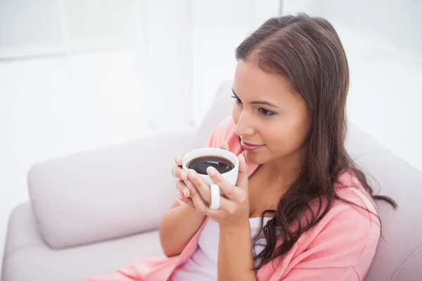 Kvinna njuter av kaffe — Stockfoto