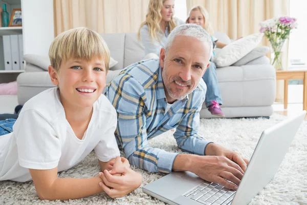 노트북을 사용하는 아버지 와아들 — 스톡 사진