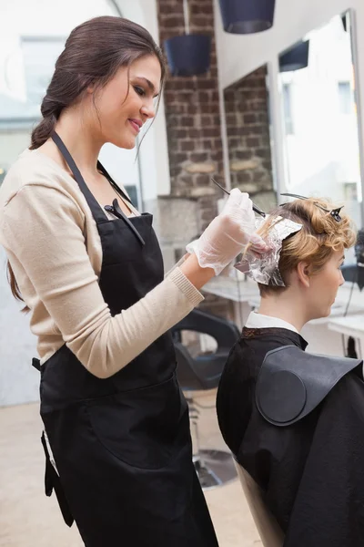 Zákazník dostává vlasy barvené — Stock fotografie