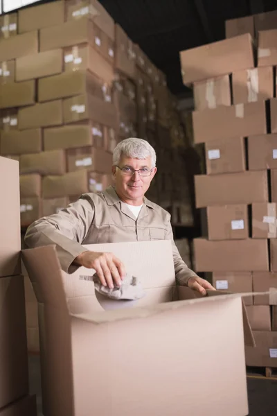 Homme travaillant dans un entrepôt — Photo