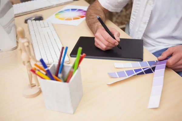 Kunstenaar puttend uit grafisch tablet pc — Stockfoto