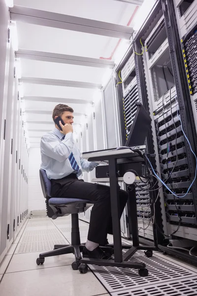 Técnico hablando por teléfono — Foto de Stock