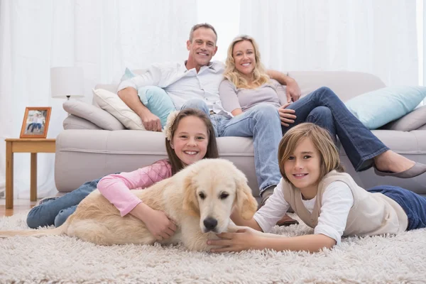 Siblings playing with dog — Stock Photo, Image