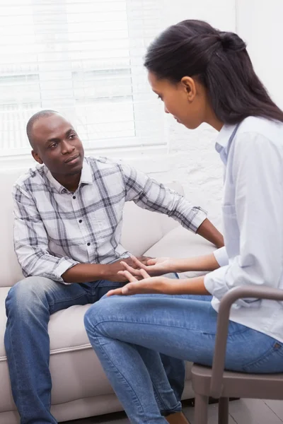 Mujer hablando con psicólogo — Foto de Stock